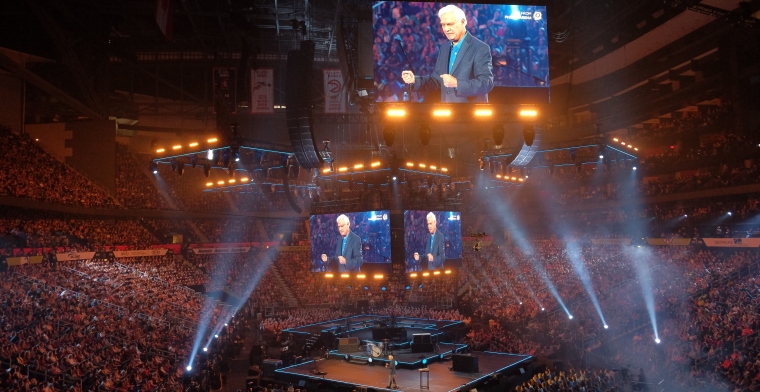 photo of ravi zacharias preaching at passion conference 