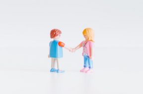 Plastic-Figurines-shaking-hands.jpg